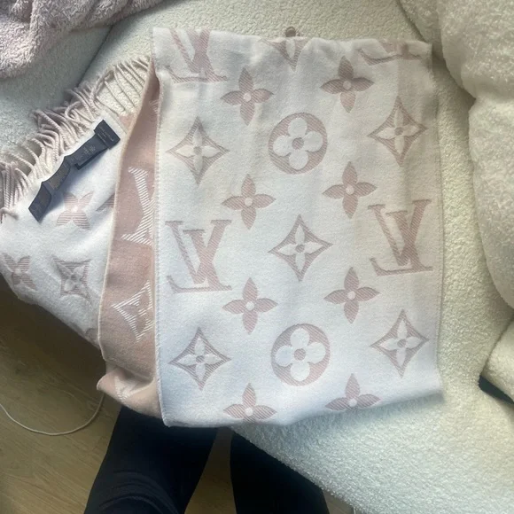 Louis Vuitton Soft Pink and White Monogram Scarf - Picture 4 of 7